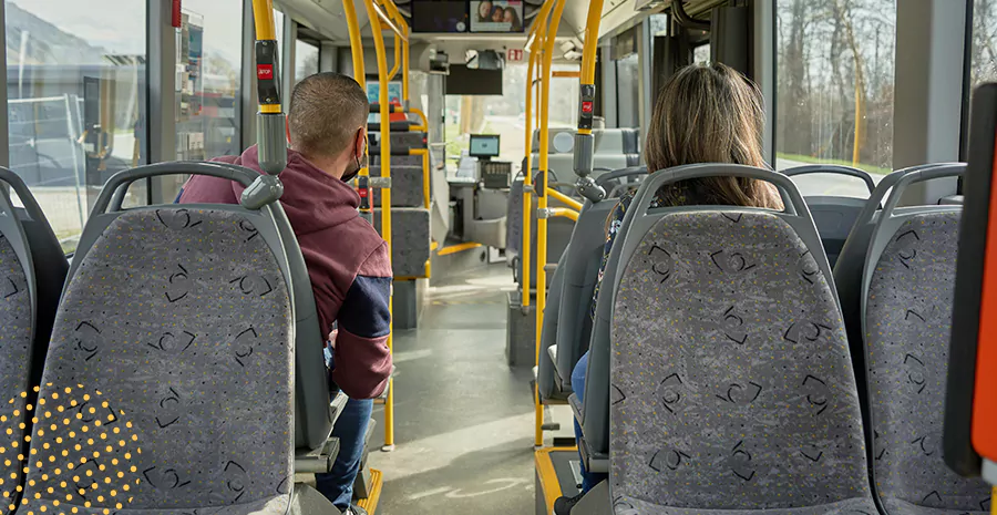 imagem de um ônibus coletivo com assentos vazios, representando o vale transporte