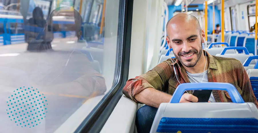 imagem de um homem em um ônibus, representando o vale transporte